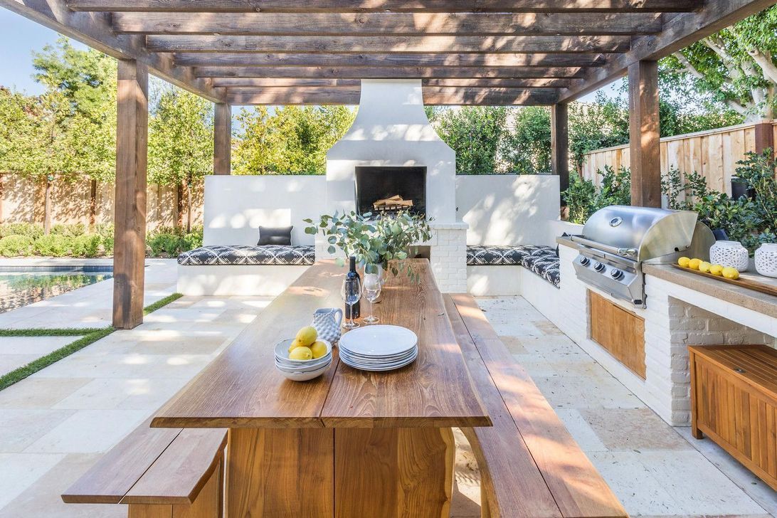 Espacio con piscina y área de barbacoa