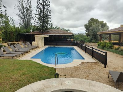 Choco con piscina y jardín
